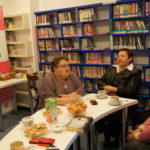 Klubowicze Dyskusyjnego Klubu Ksiażki dla dorosłych podczas październikowego spotkania w bibliotece