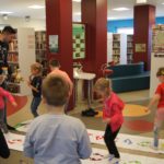 Akcja Cała Polska Czyta Dzieciom w bibliotece - czyta Krystian Grad