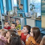 4-latki z przedszkola w Krasocinie z wizytą bibliotece publicznej
