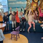 4-latki z przedszkola w Krasocinie z wizytą bibliotece publicznej