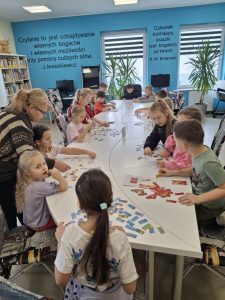 Zajęcia o Kubusiu Puchatku - dzieci układają puzzle